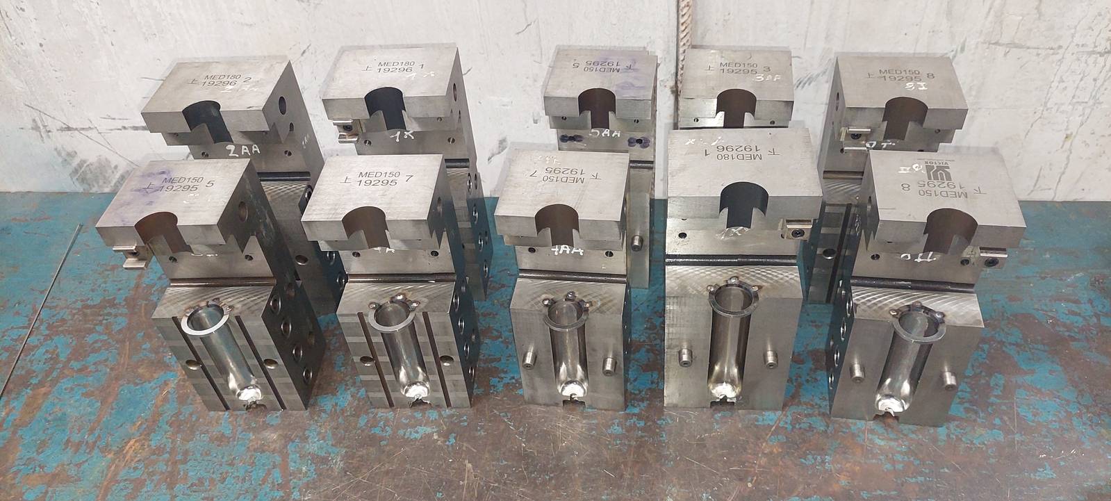 Piezas metálicas y componentes industriales preparados para soldadura