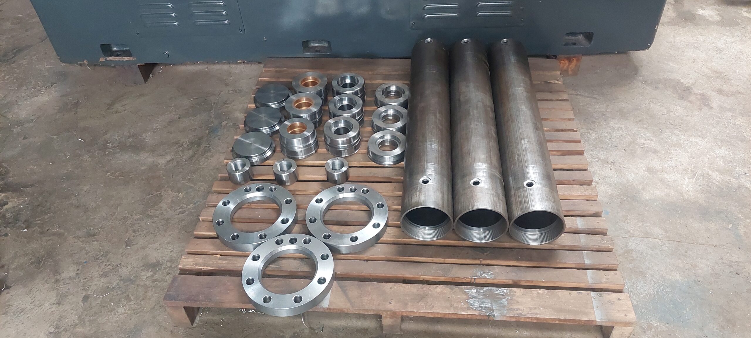 Fabricación de piezas metálicas y ejes mediante torno