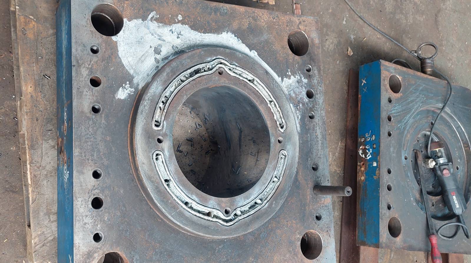 Placa metálica con abertura circular reparada mediante soldadura