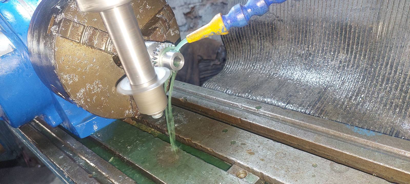 Fresado de precisión en componente metálico industrial