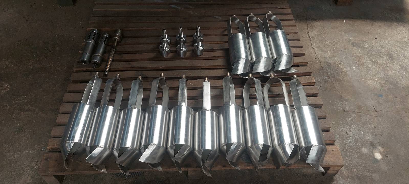 Componentes cilíndricos y piezas industriales fabricadas con soldadura