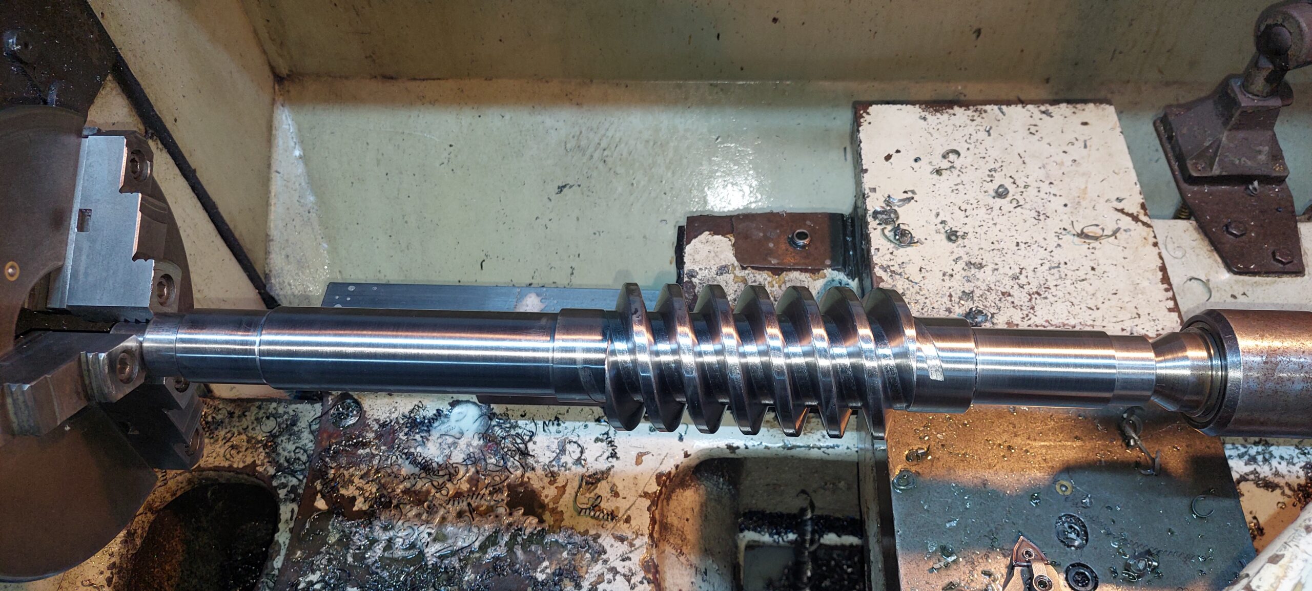 Mecanizado de pieza metálica en torno industrial