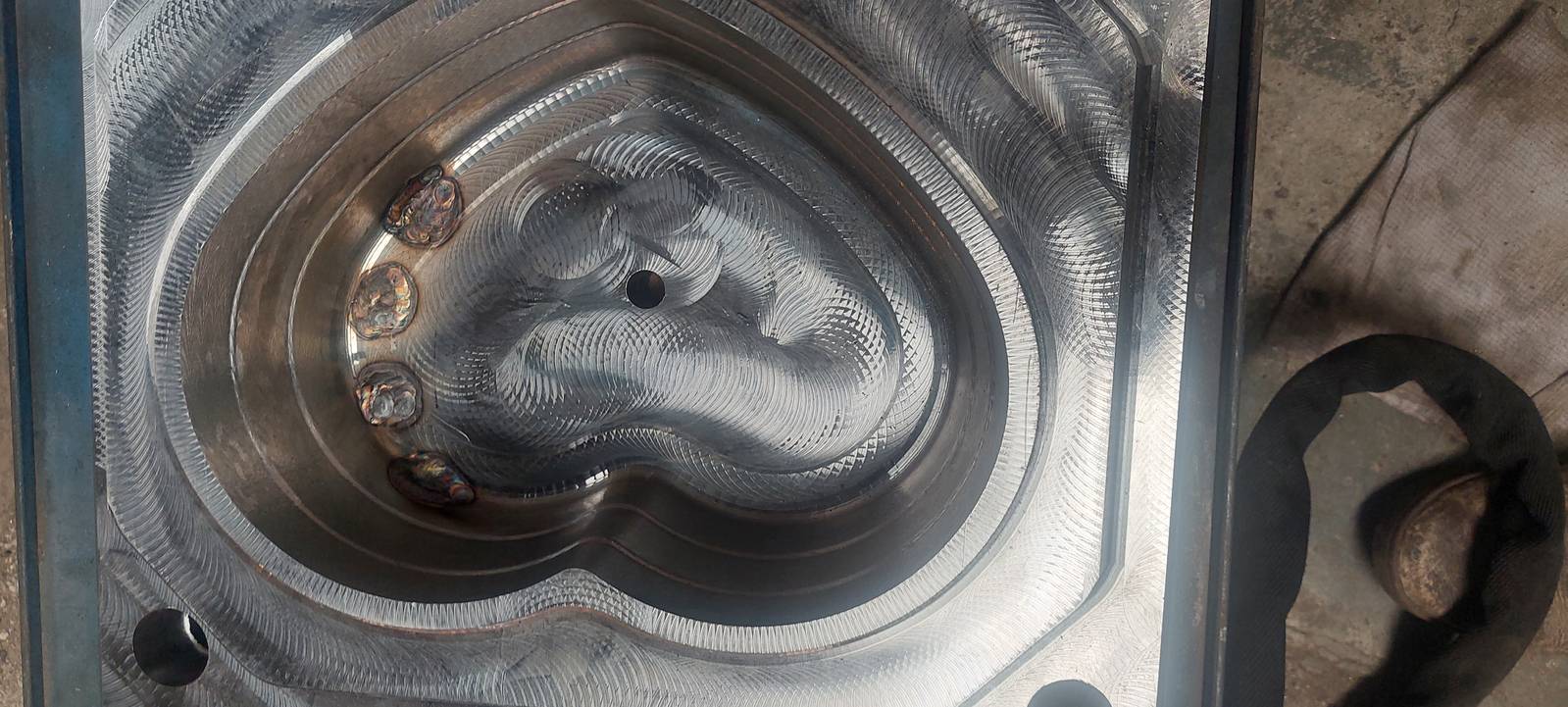 Superficie metálica con trabajo de soldadura y acabado industrial