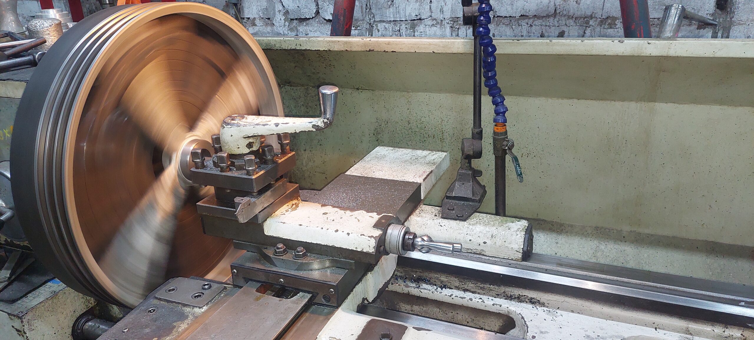 Proceso de mecanizado de piezas metálicas industriales