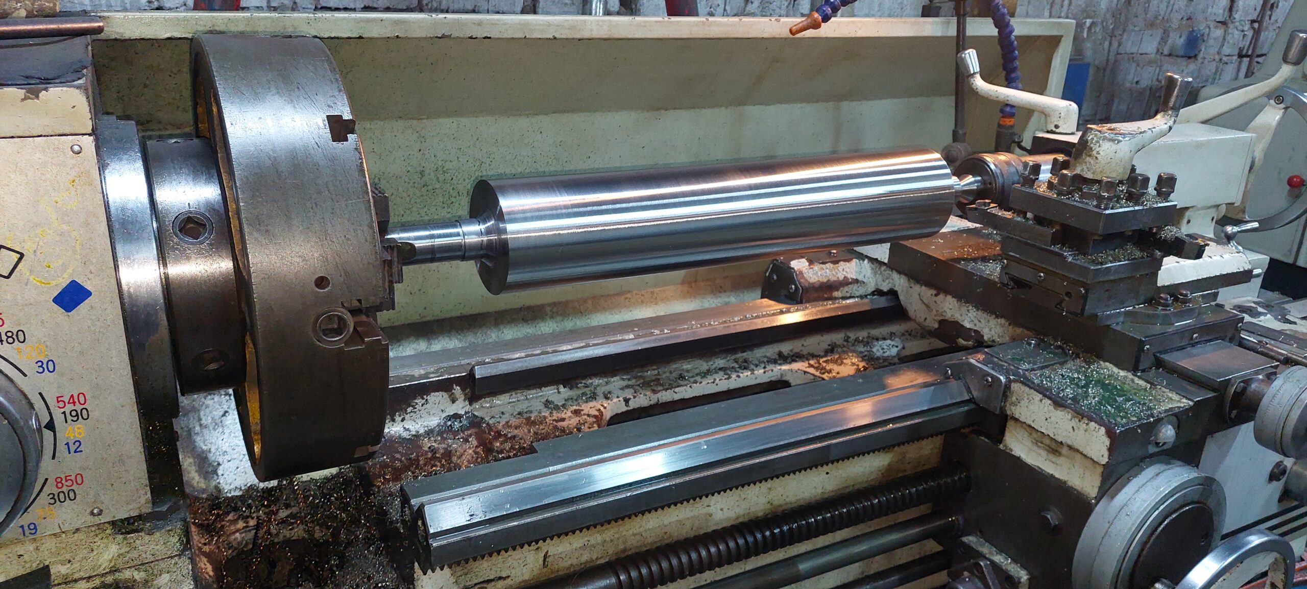 Fabricación de ejes largos mediante torno industrial