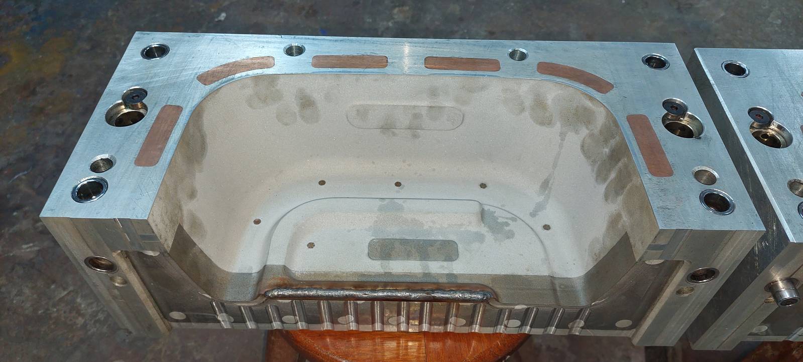 Pieza metálica industrial con uniones soldadas y refuerzo estructural