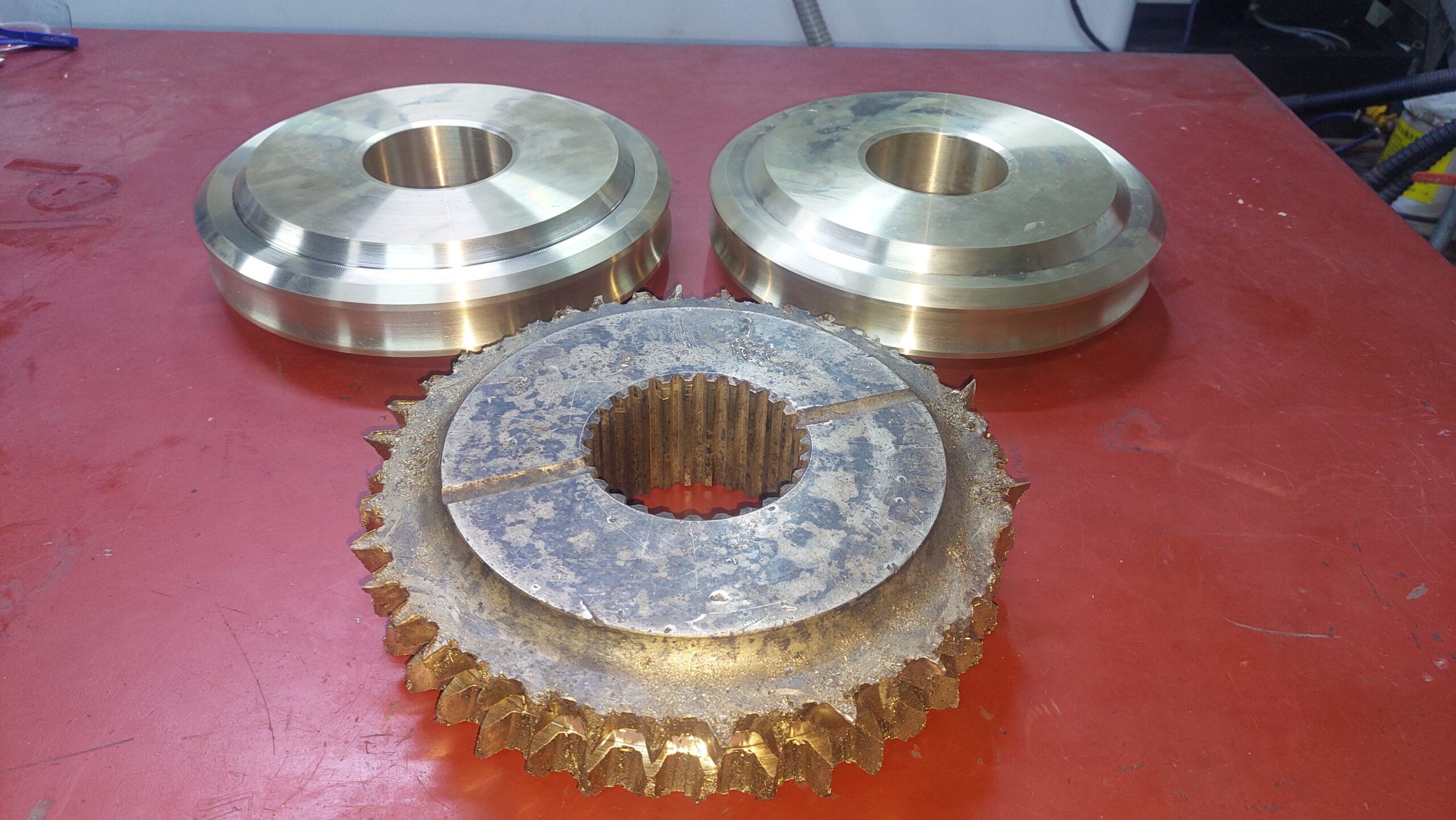 Piezas circulares y componentes torneados industriales
