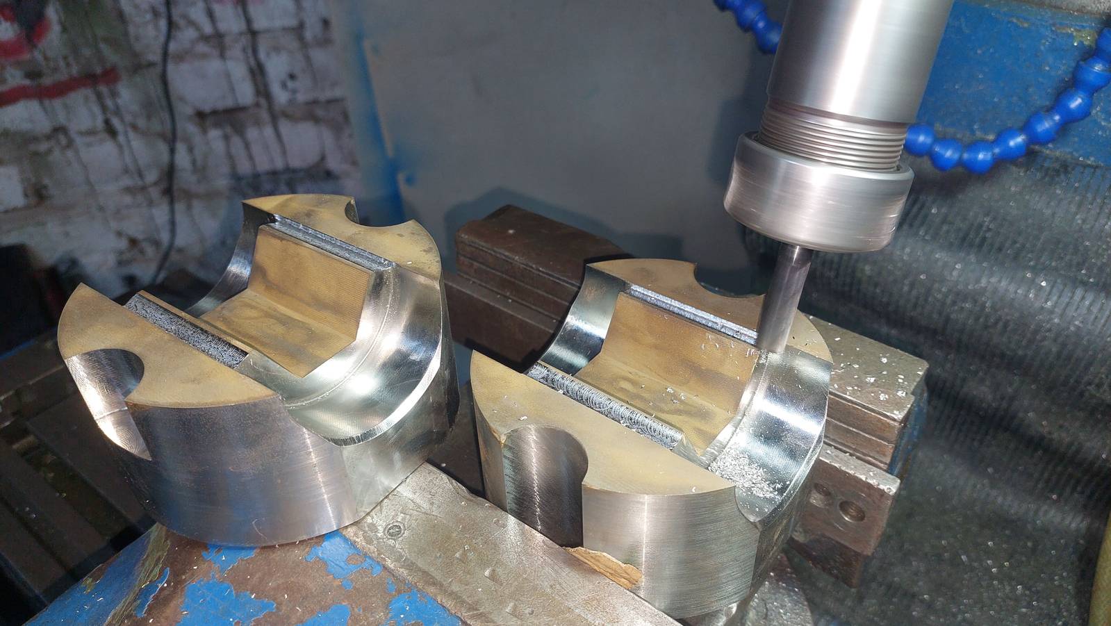 Proceso de fresado de pieza metálica en máquina industrial
