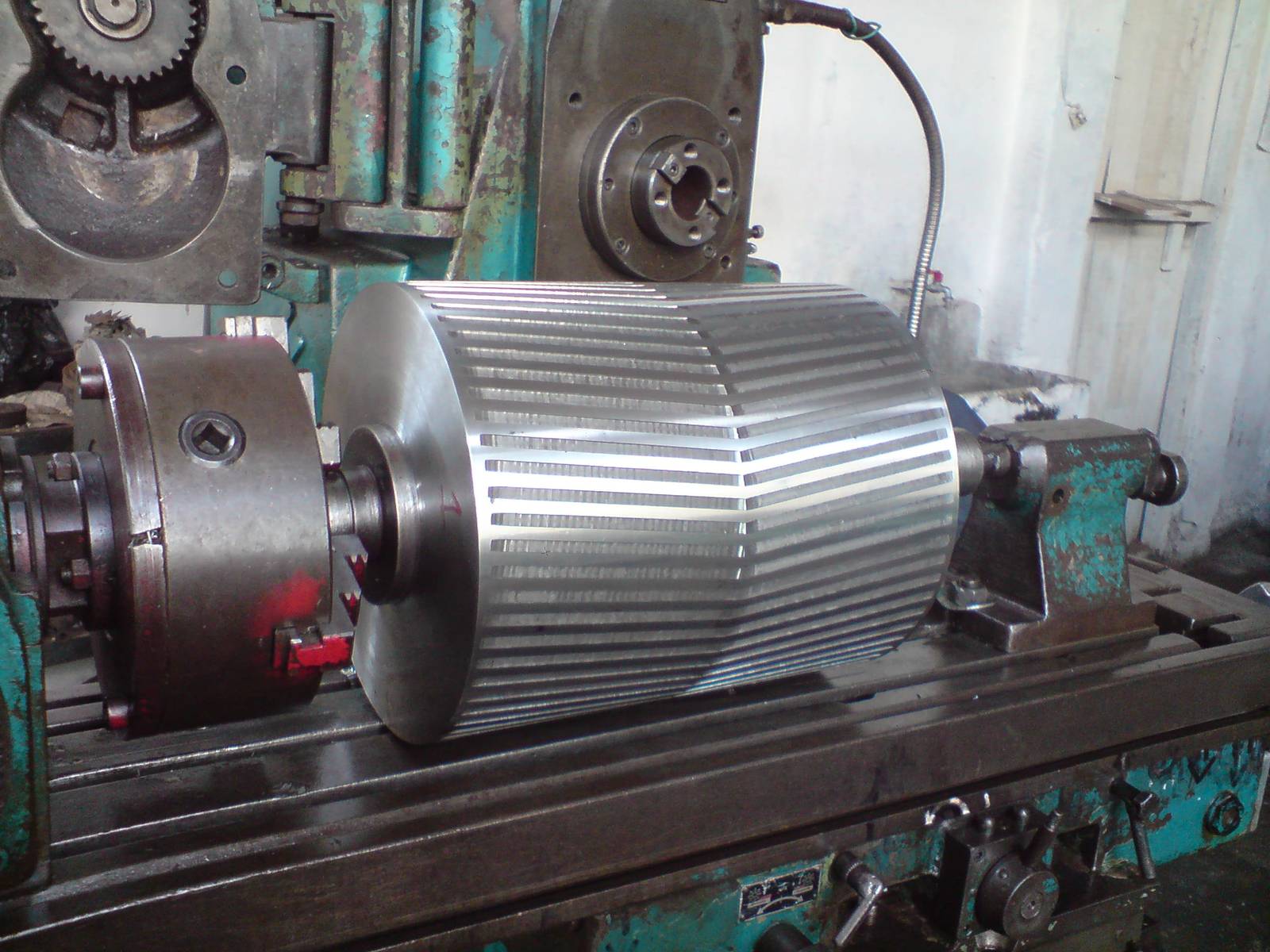 Mecanizado de rodillo metálico mediante fresado industrial