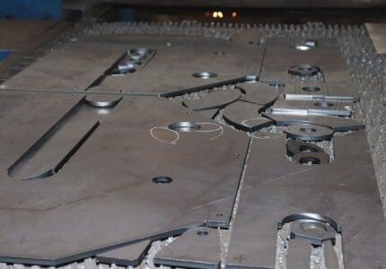 Corte por láser de placas metálicas para fabricación industrial
