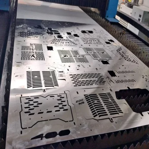 Proceso industrial de corte por láser en lámina metálica