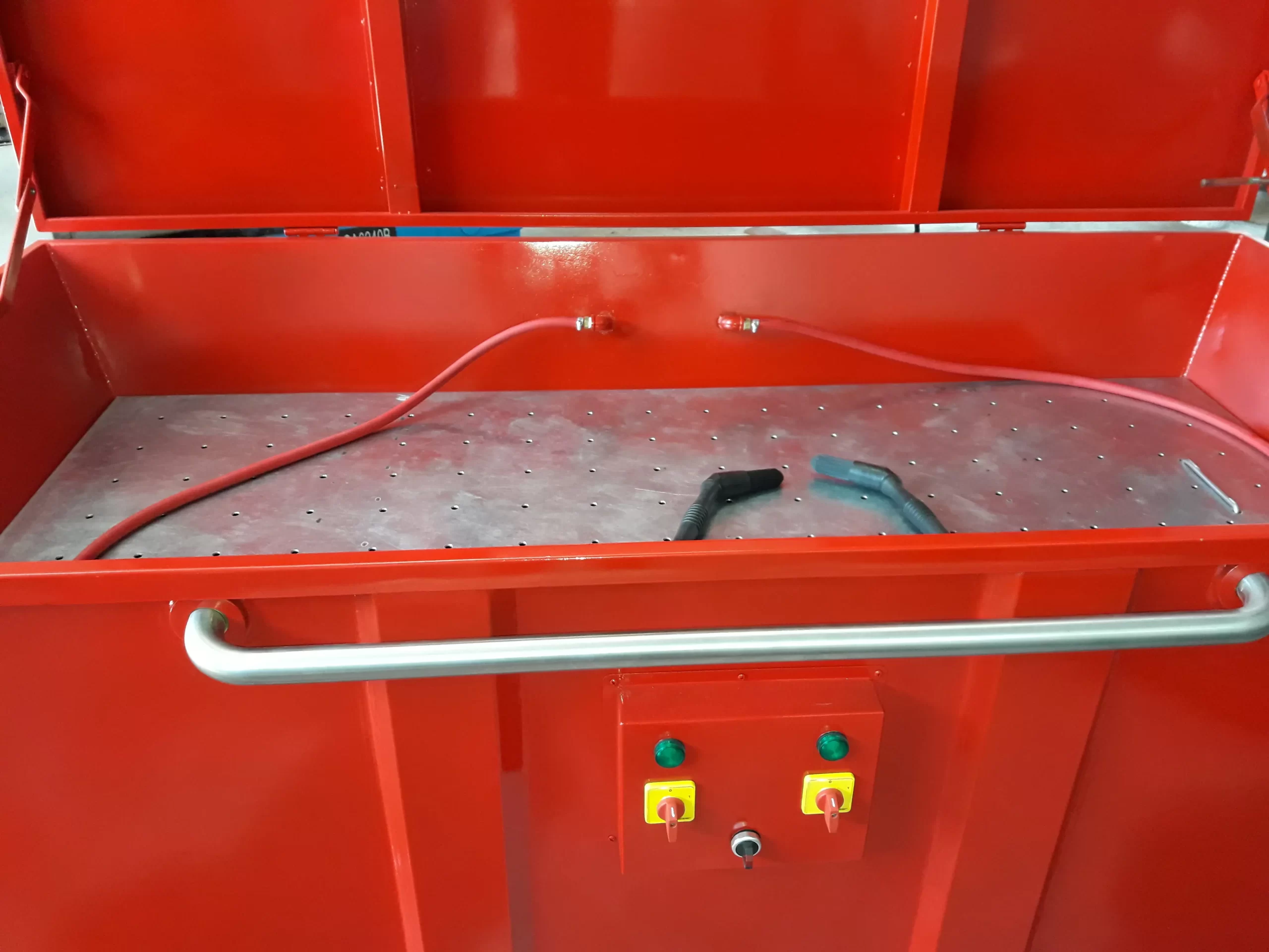 Equipo industrial tipo tanque metálico para limpieza o proceso técnico