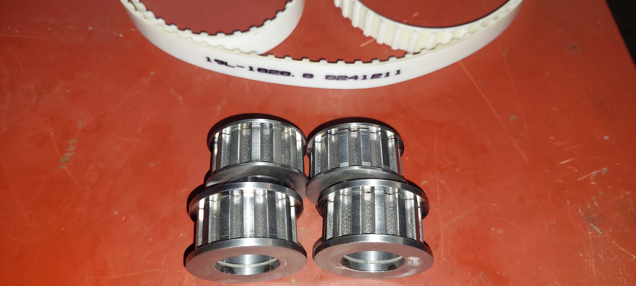 Piñones metálicos fabricados mediante mecanizado industrial