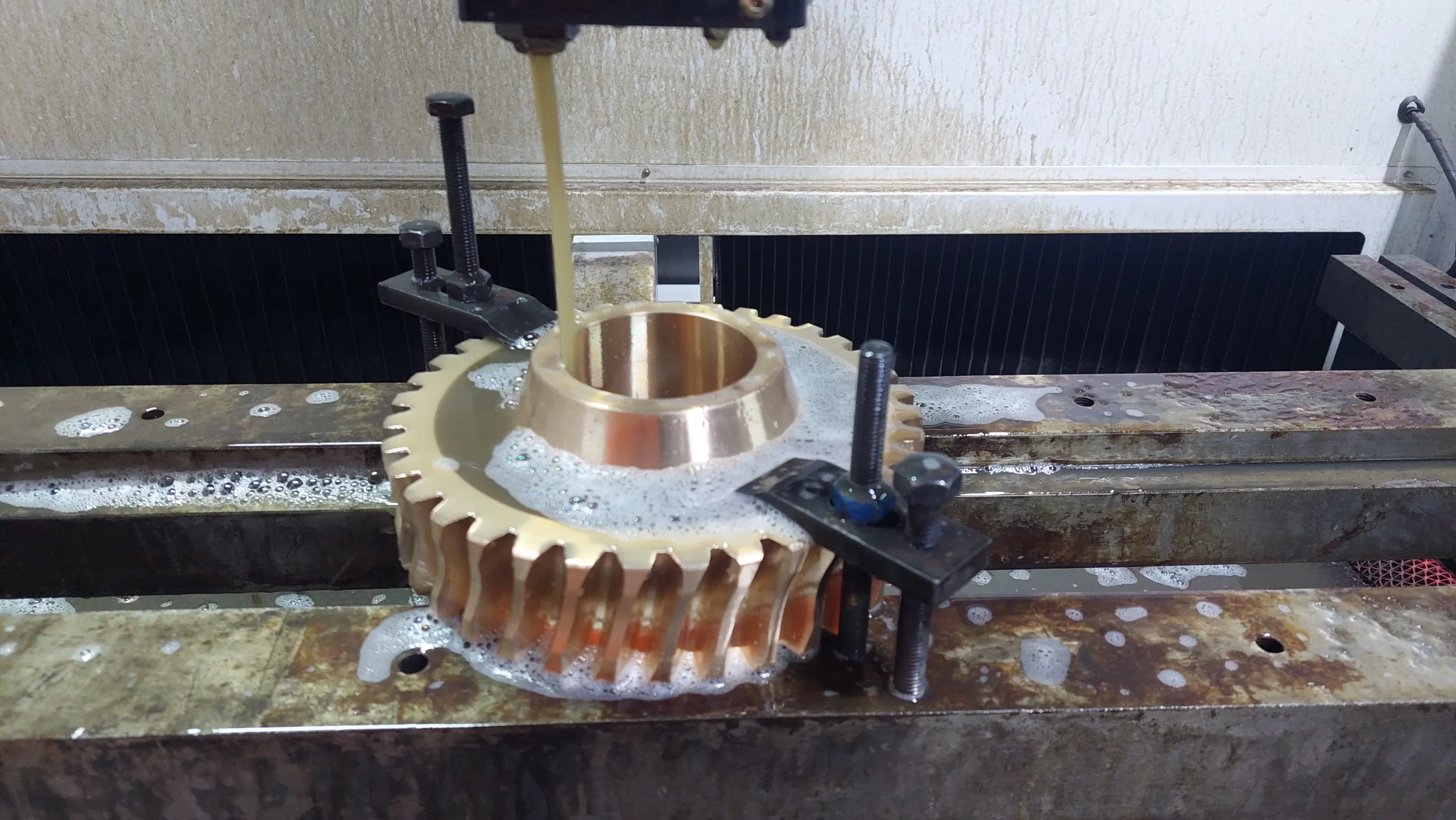 Engranaje industrial durante proceso de corte por hilo Wire EDM