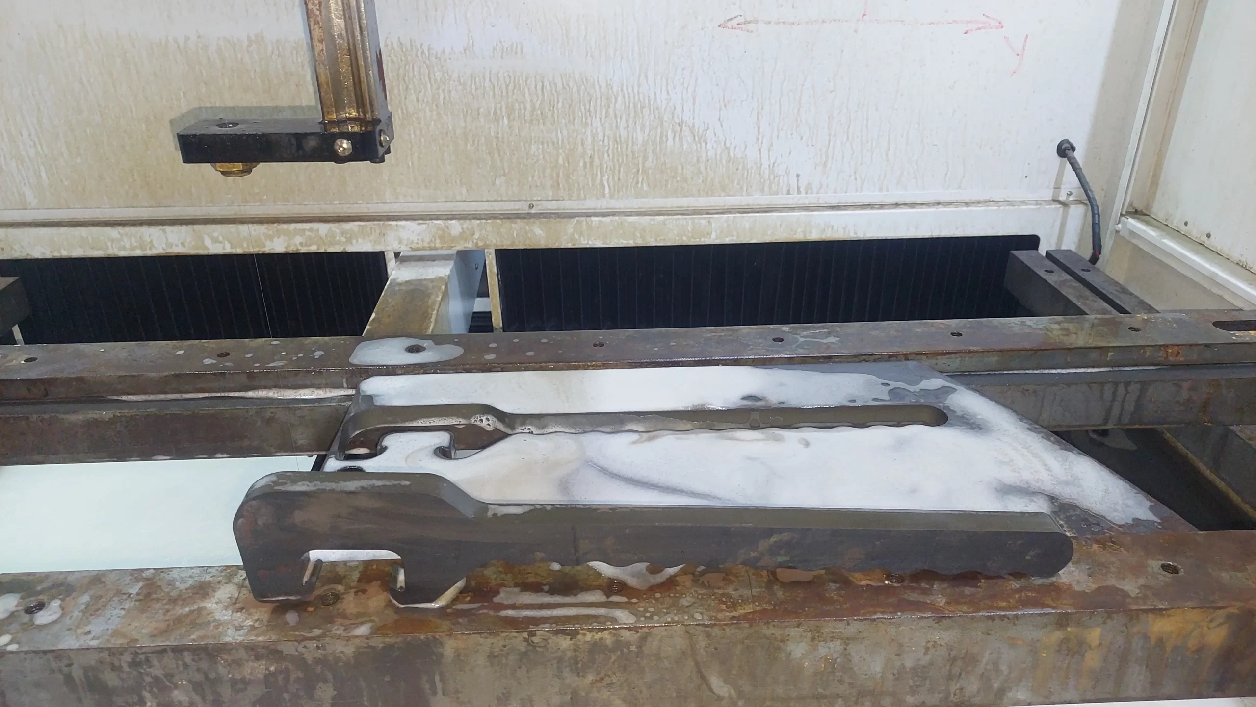 Máquina de corte por hilo para fabricación de piezas metálicas
