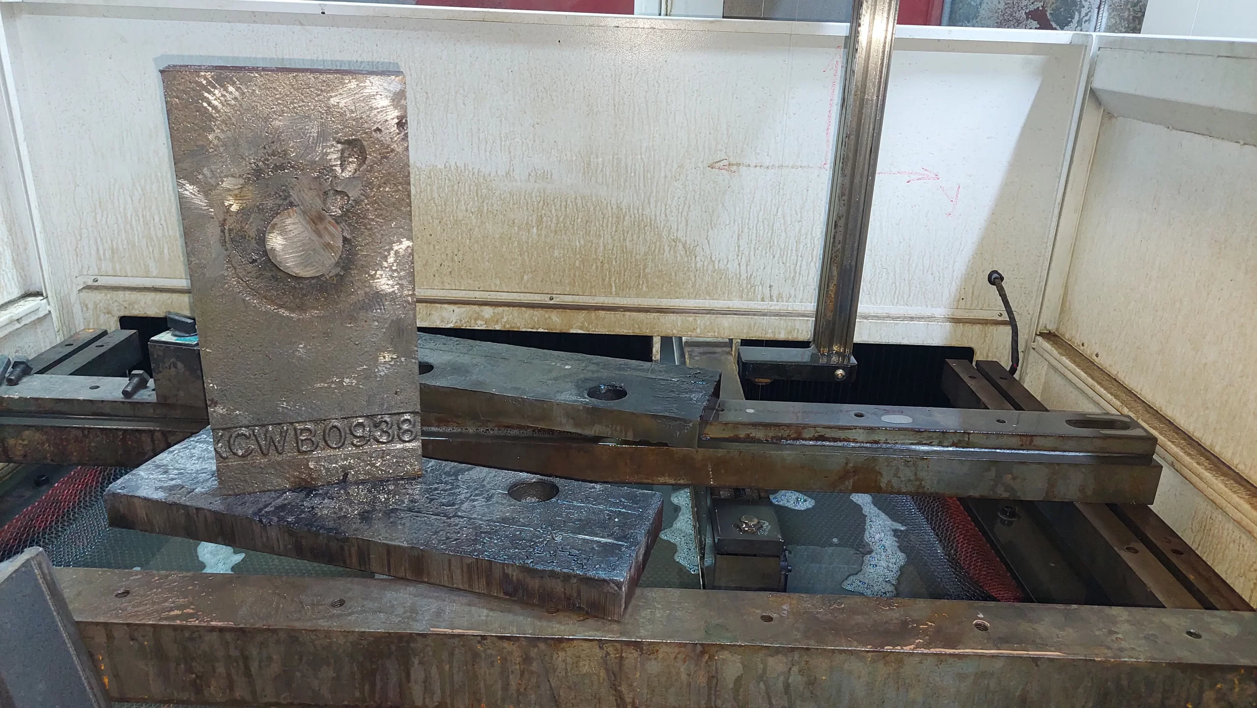 Proceso de corte por hilo Wire EDM en máquina industrial