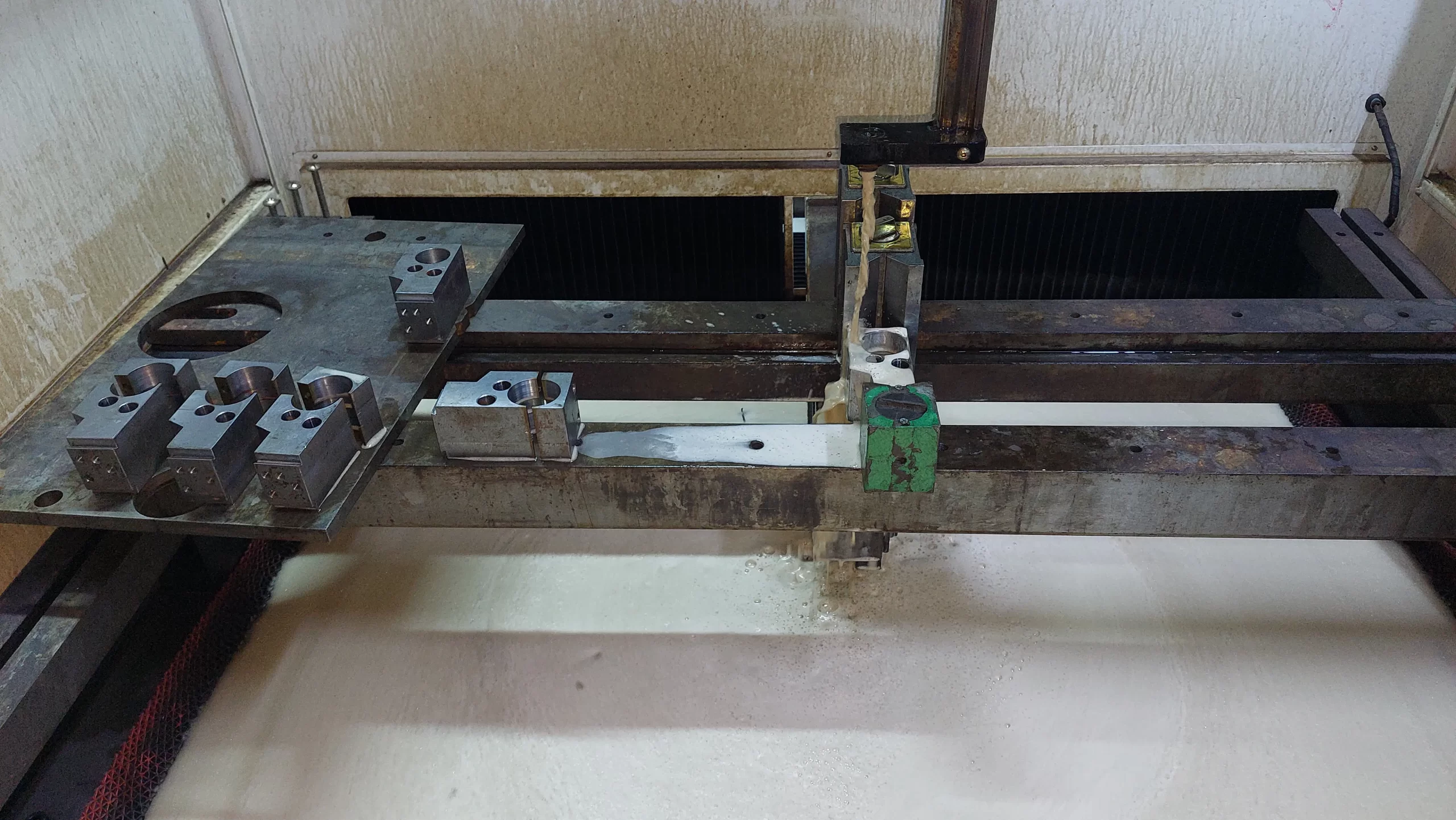 Máquina Wire EDM realizando corte de precisión en metal