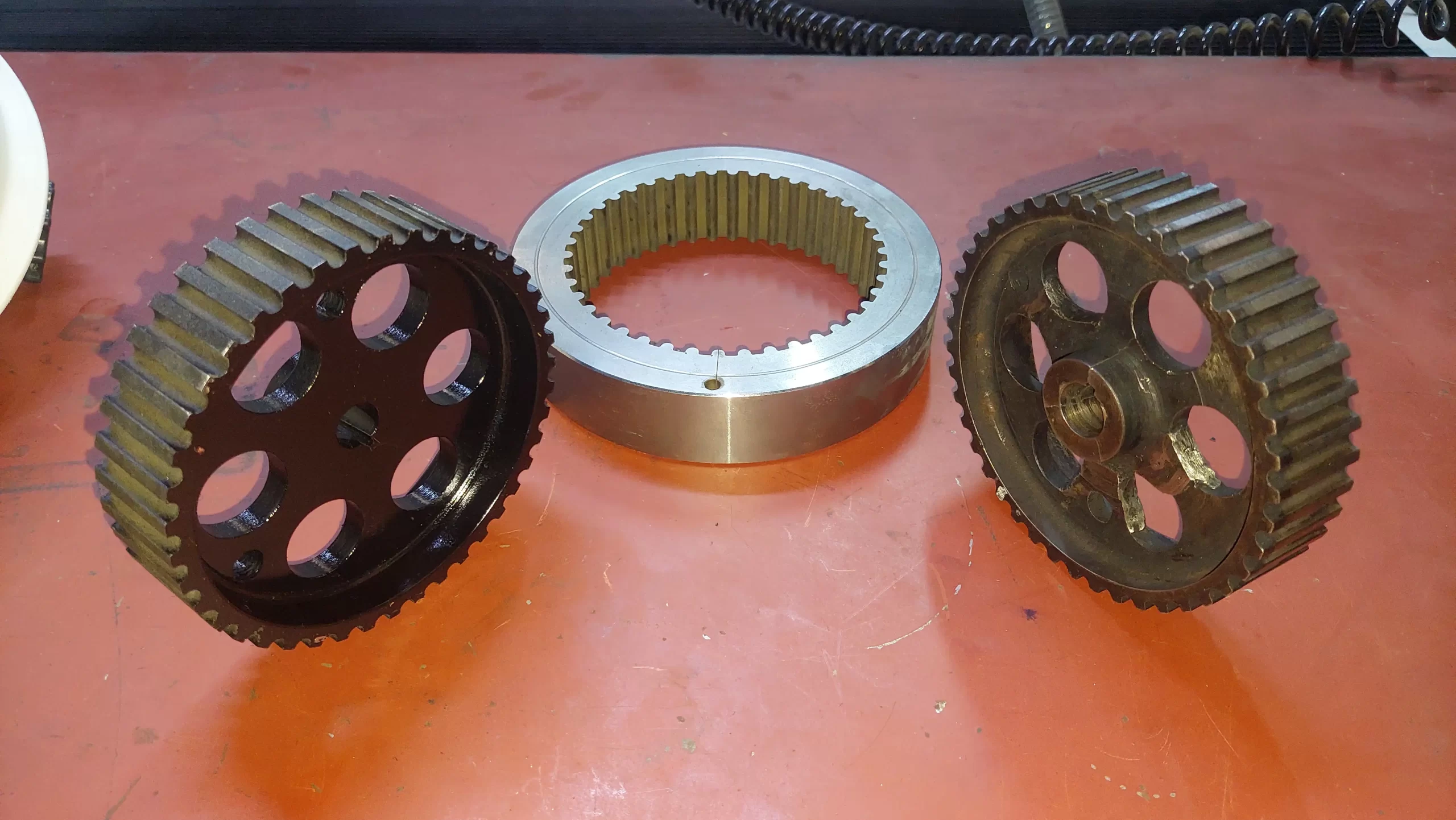 Engranajes y anillos metálicos fabricados mediante corte por hilo