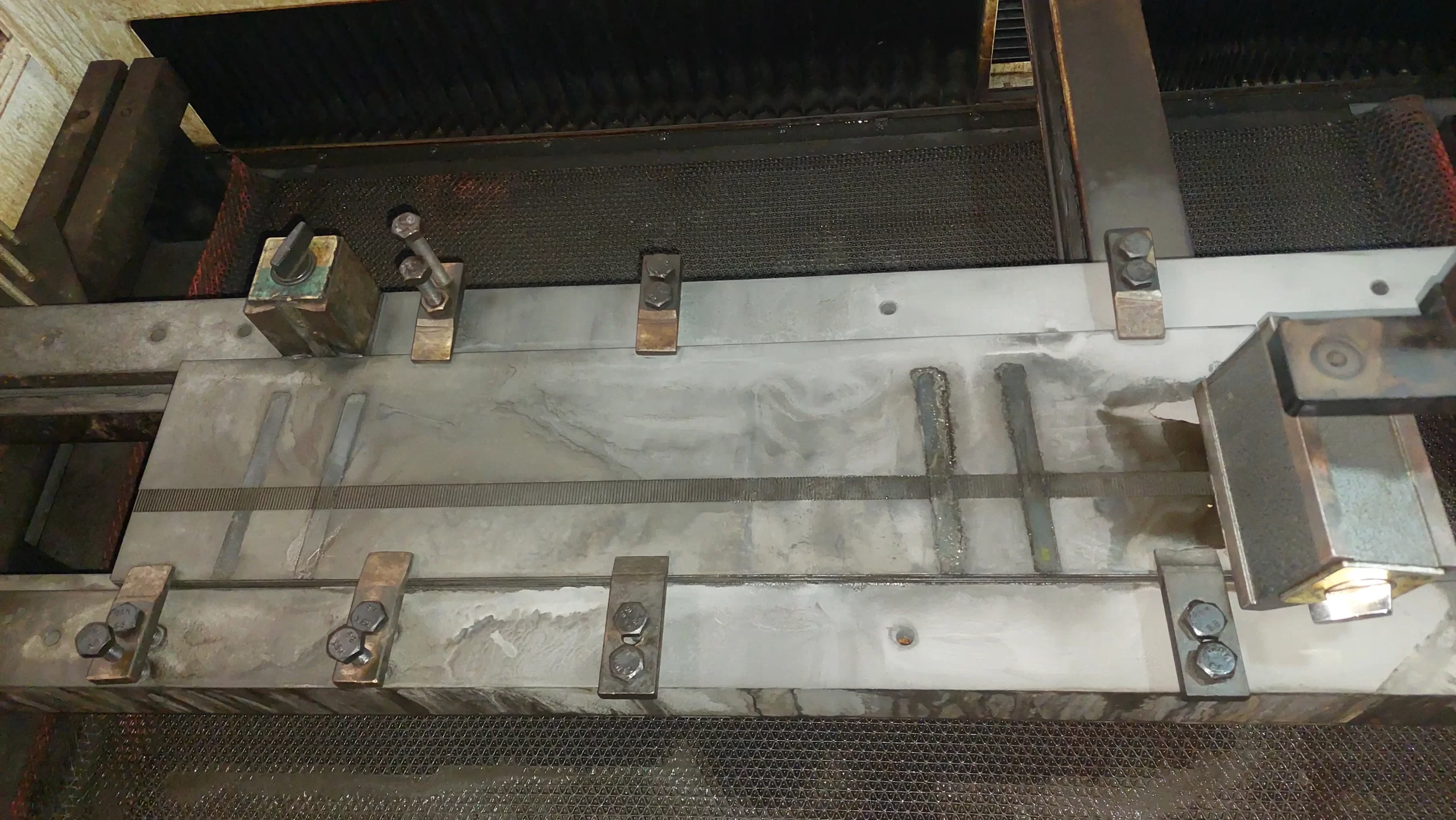 Área de trabajo de máquina de electroerosión por hilo